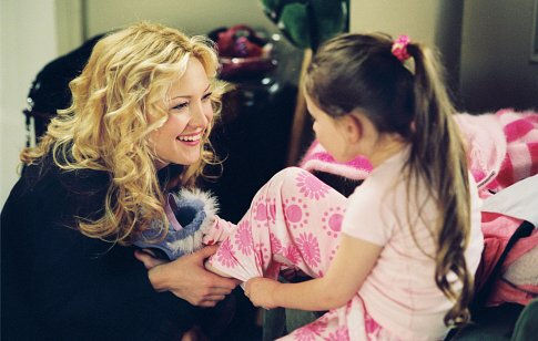 Still of Kate Hudson and Abigail Breslin in Raising Helen (2004)