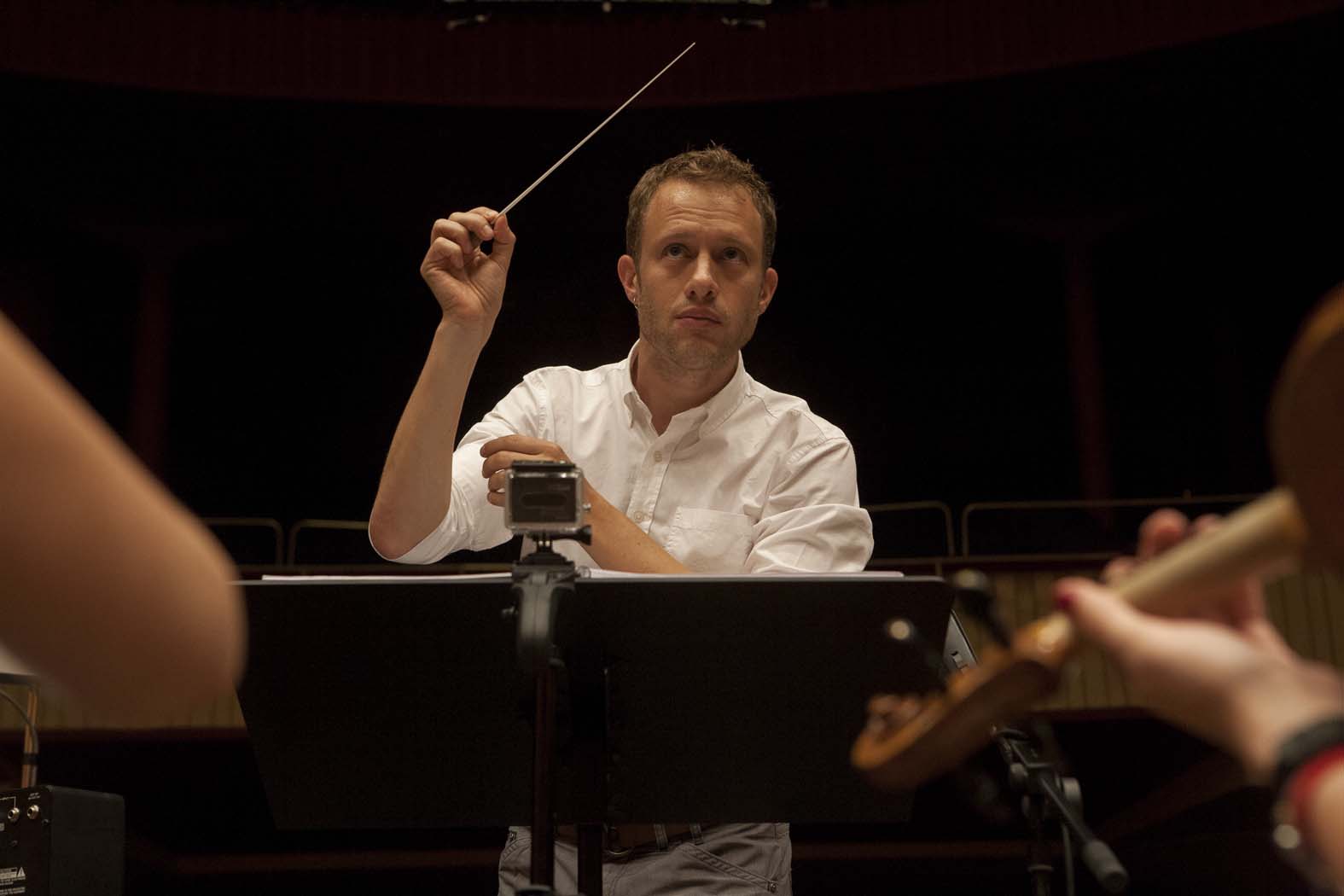 Federico Jusid conducting the Spanish National Television Orchestra for Isabel