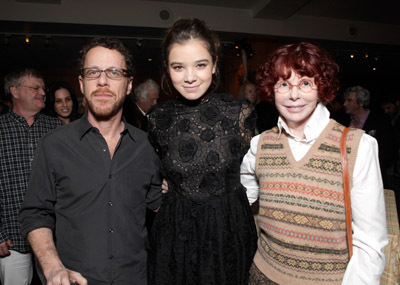 Ethan Coen, Kim Darby and Hailee Steinfeld at event of Tikras isbandymas (2010)