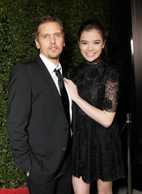 Barry Pepper and Hailee Steinfeld at event of Tikras isbandymas (2010)