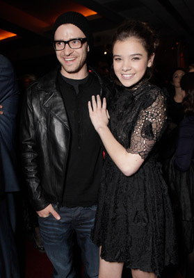 Justin Timberlake and Hailee Steinfeld at event of Tikras isbandymas (2010)