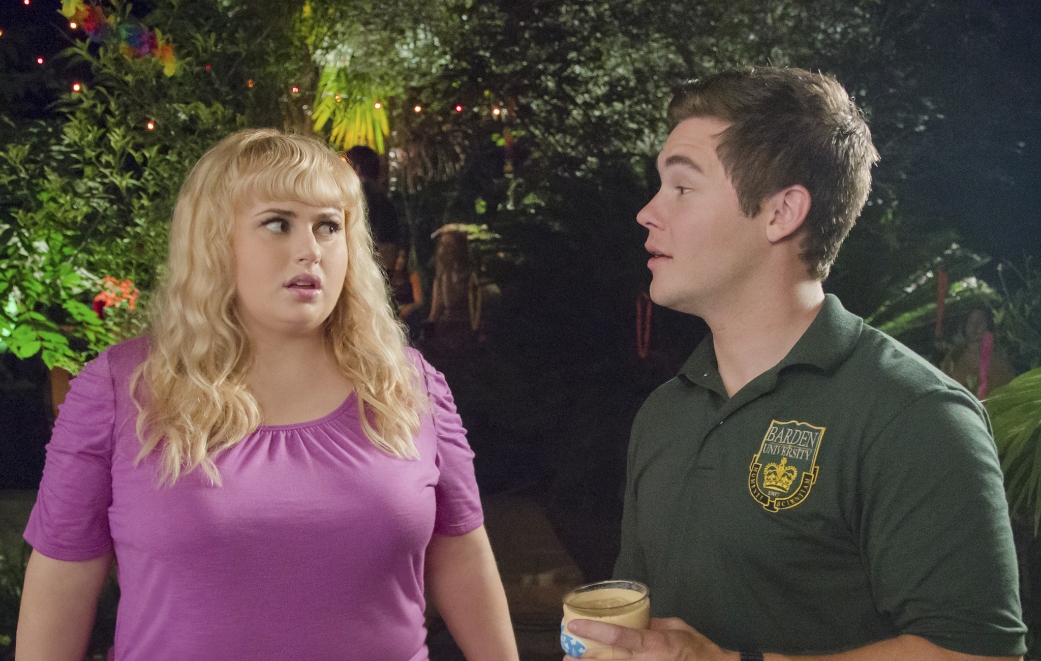 Still of Rebel Wilson and Adam DeVine in Auksta klase 2 (2015)