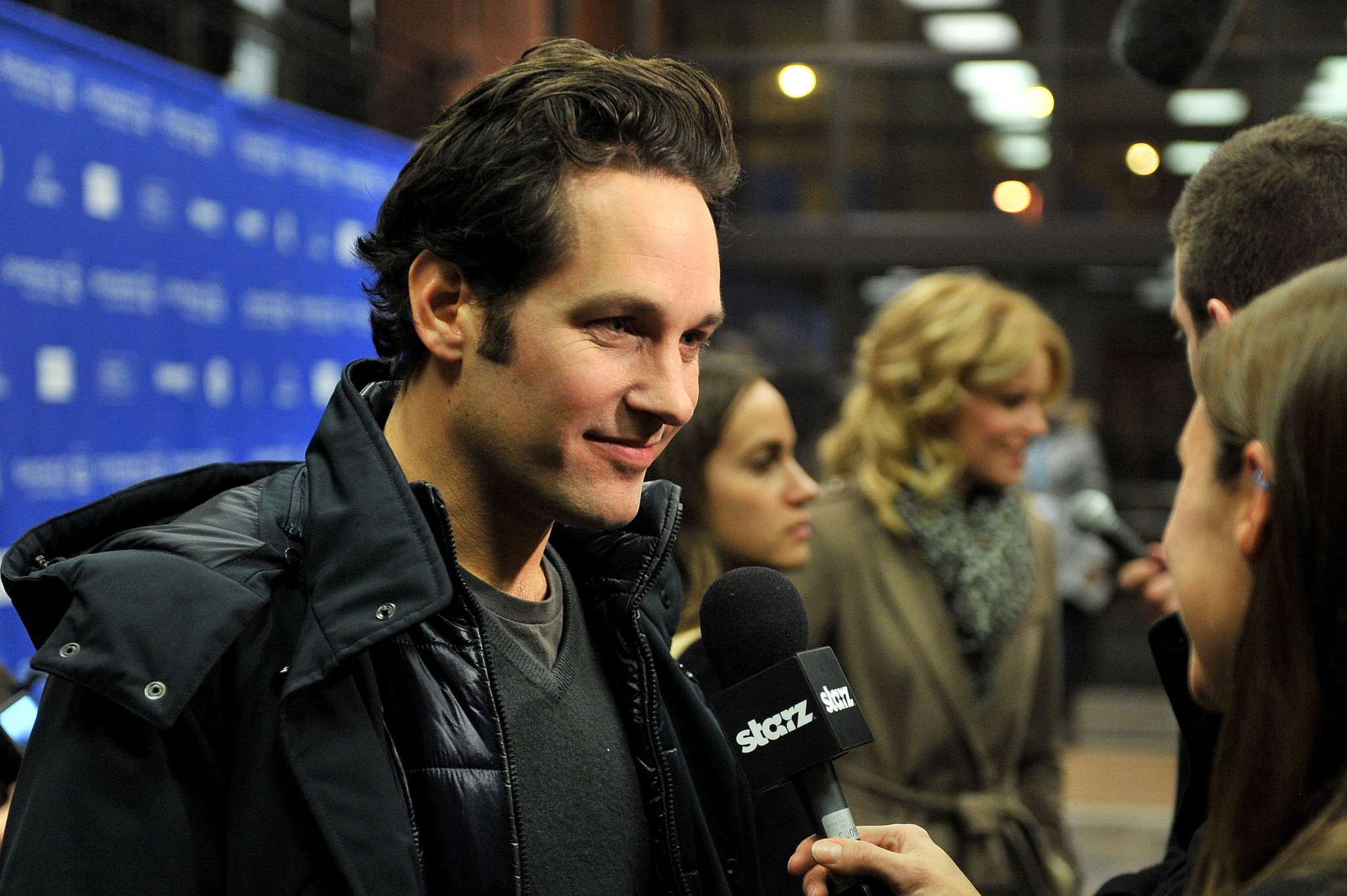 Elizabeth Banks and Paul Rudd at event of Our Idiot Brother (2011)