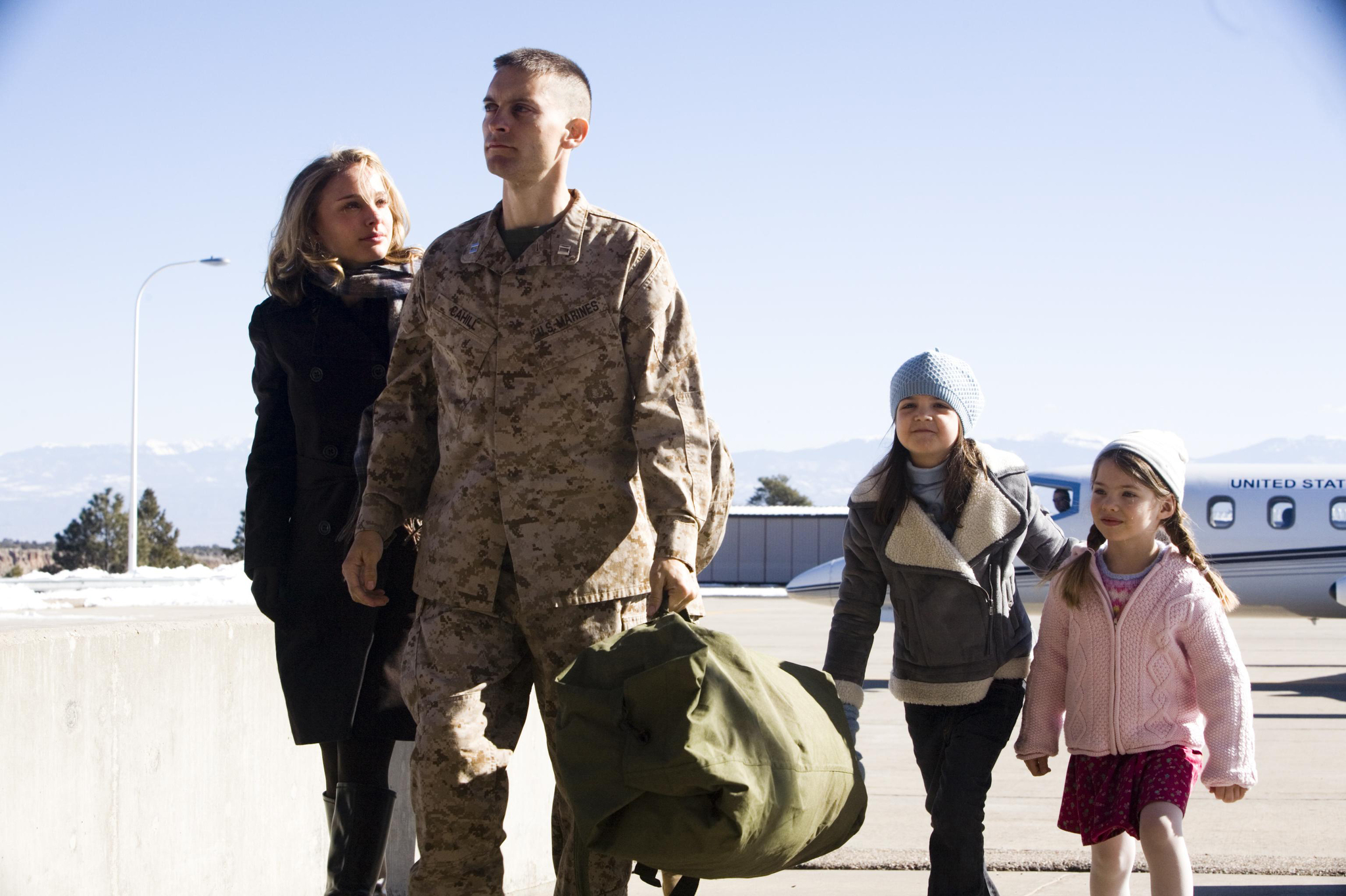 Still of Natalie Portman, Tobey Maguire, Bailee Madison and Taylor Geare in Broliai (2009)