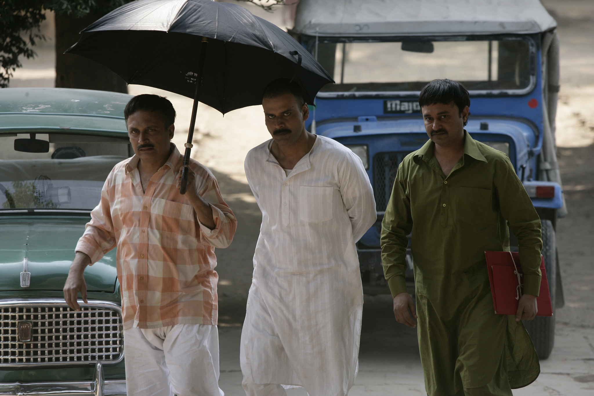 Still of Manoj Bajpayee and Piyush Mishra in Gangs of Wasseypur (2012)