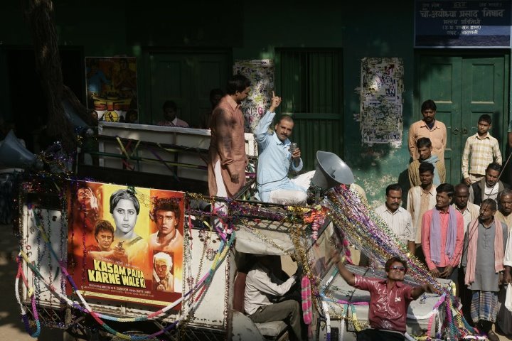 Still of Manoj Bajpayee and Piyush Mishra in Gangs of Wasseypur (2012)