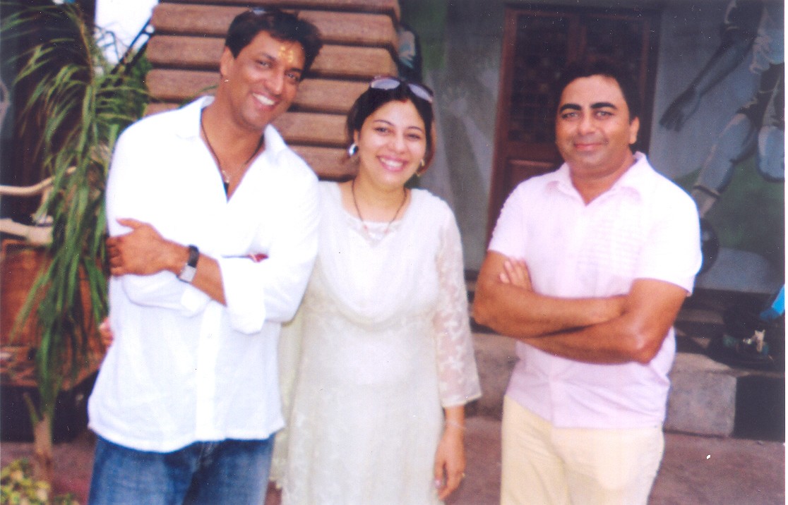 2006 May With Mr and Mrs. Madhur Bhandarkar During Movie Traffic Signal Shoot At Karjat, Maharashtra.jpg