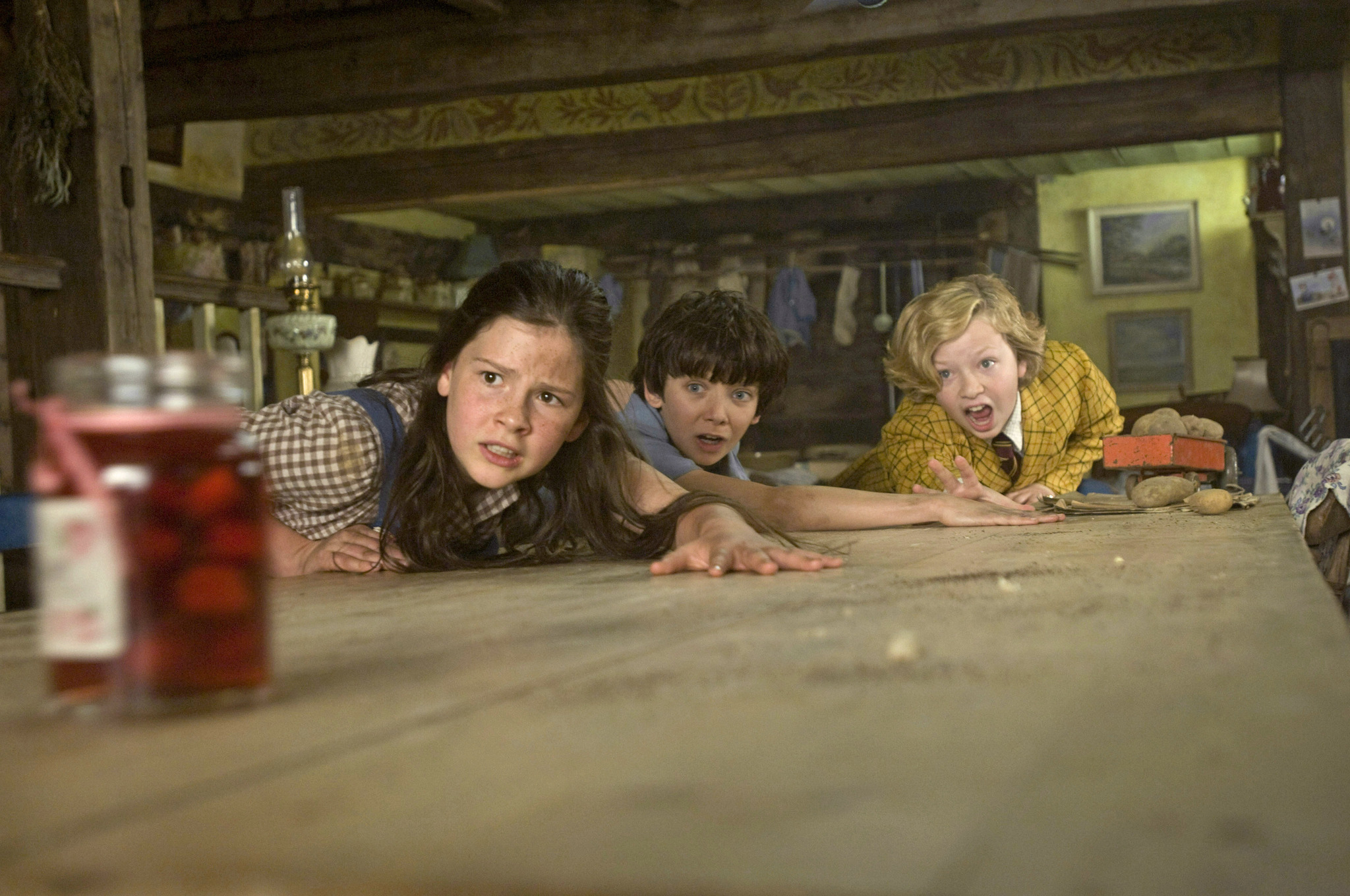Still of Asa Butterfield, Eros Vlahos and Lil Woods in Aukle Makfi ir didysis sprogimas (2010)