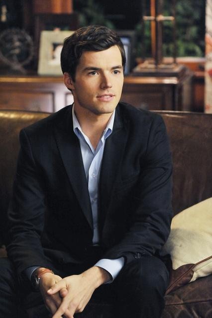 Still of Ian Harding in Jaunosios melages (2010)