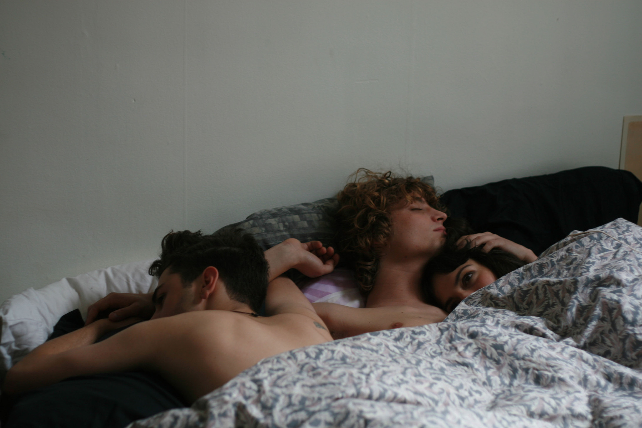 Still of Xavier Dolan, Niels Schneider and Monia Chokri in Les amours imaginaires (2010)