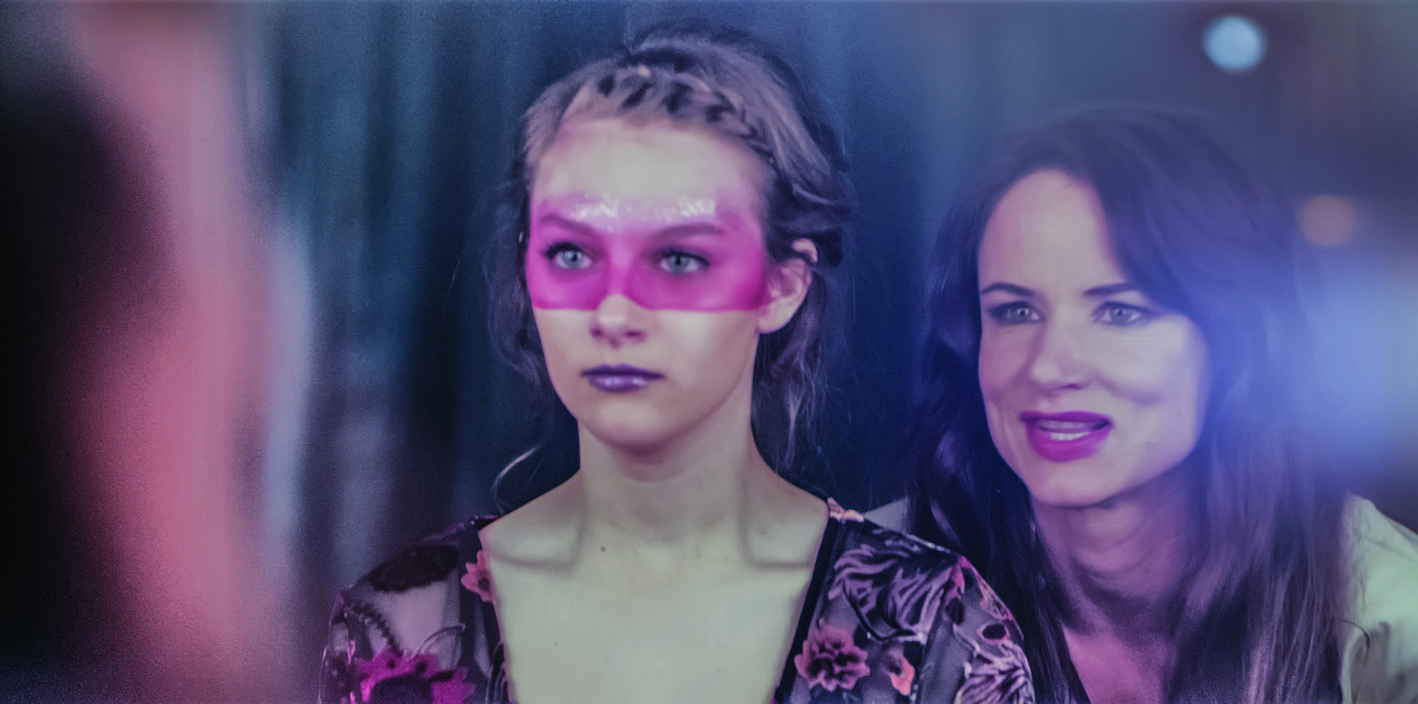 Still of Juliette Lewis and Aubrey Peeples in Dzem ir hologramos (2015)