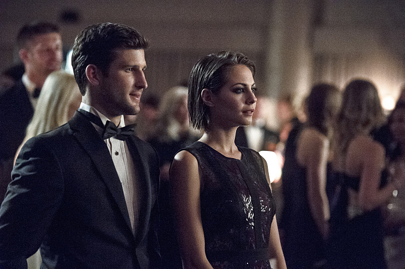 Still of Willa Holland and Parker Young in Strele (2012)