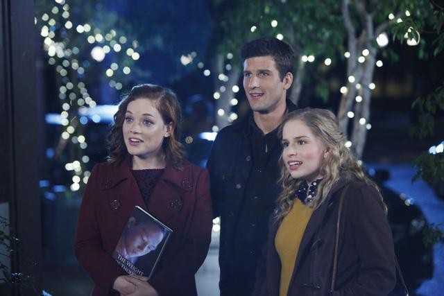 Still of Allie Grant, Parker Young and Jane Levy in Suburgatory (2011)