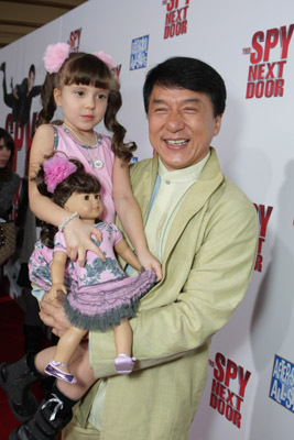 Jackie Chan and Alina Foley at event of Kaimynas snipas (2010)