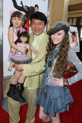 Jackie Chan, Madeline Carroll and Alina Foley at event of Kaimynas snipas (2010)