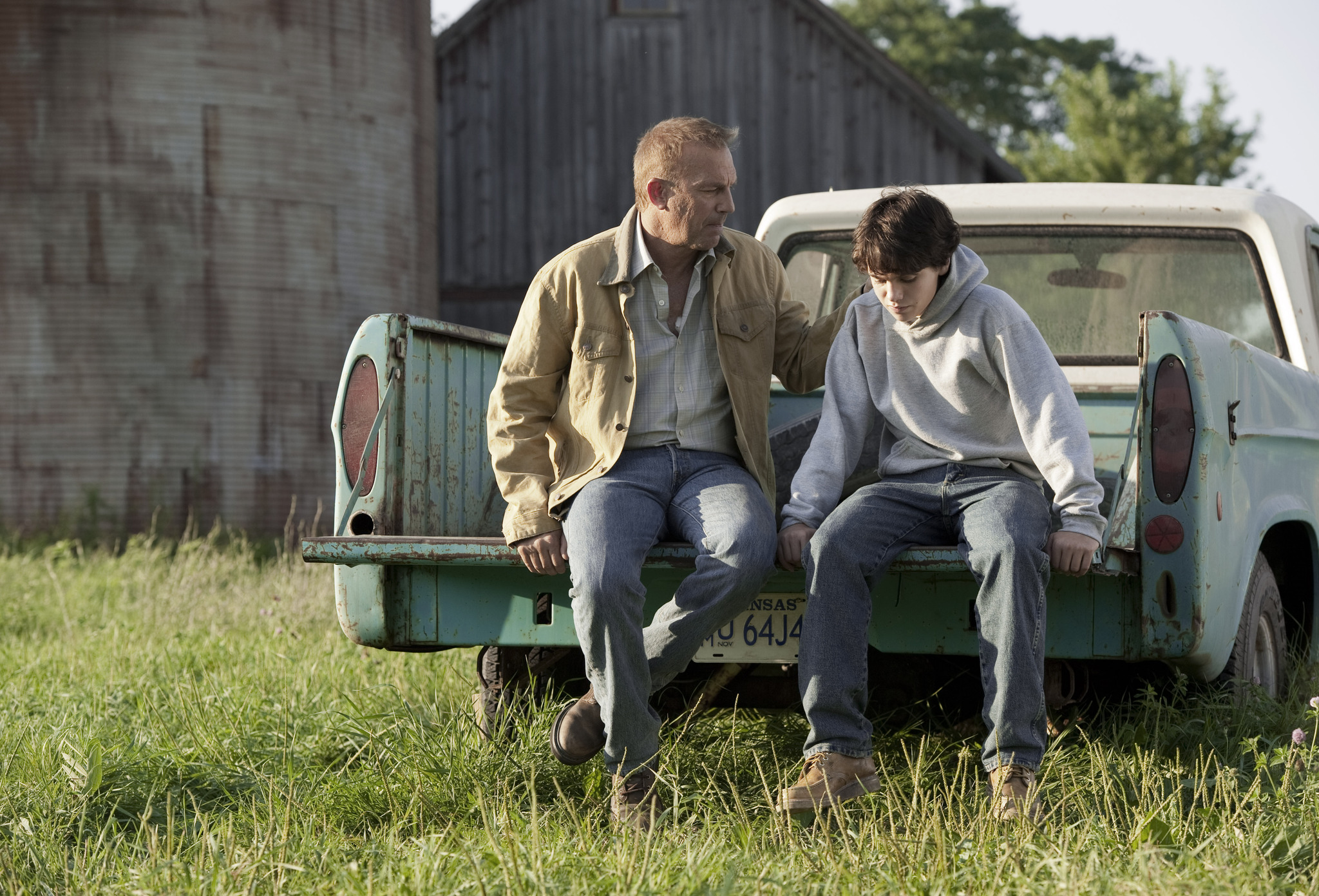 Still of Kevin Costner and Dylan Sprayberry in Zmogus is plieno (2013)