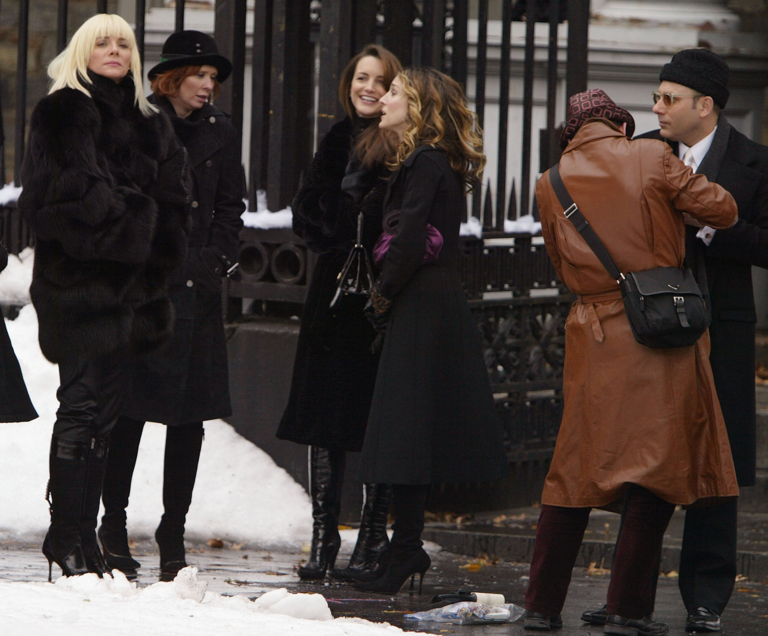 Still of Kim Cattrall, Sarah Jessica Parker, Kristin Davis, Willie Garson and Cynthia Nixon in Sex and the City (1998)