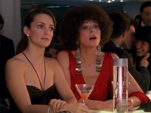 Still of Kim Cattrall and Kristin Davis in Sex and the City (1998)