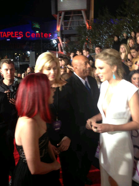 JILLIAN ROSE REED ON RED CARPET WITH TAYLOR SWIFT AT THE 2013 PEOPLE'S CHOICE AWARDS AT THE NOKIA CENTER IN LOS ANGELES, CA