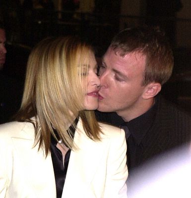 Madonna and Guy Ritchie at event of Snatch. (2000)