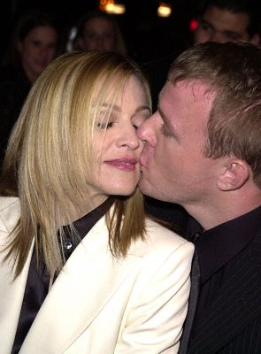 Madonna and Guy Ritchie at event of Snatch. (2000)