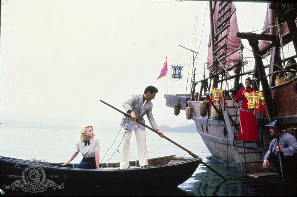 Still of Madonna and Sean Penn in Shanghai Surprise (1986)