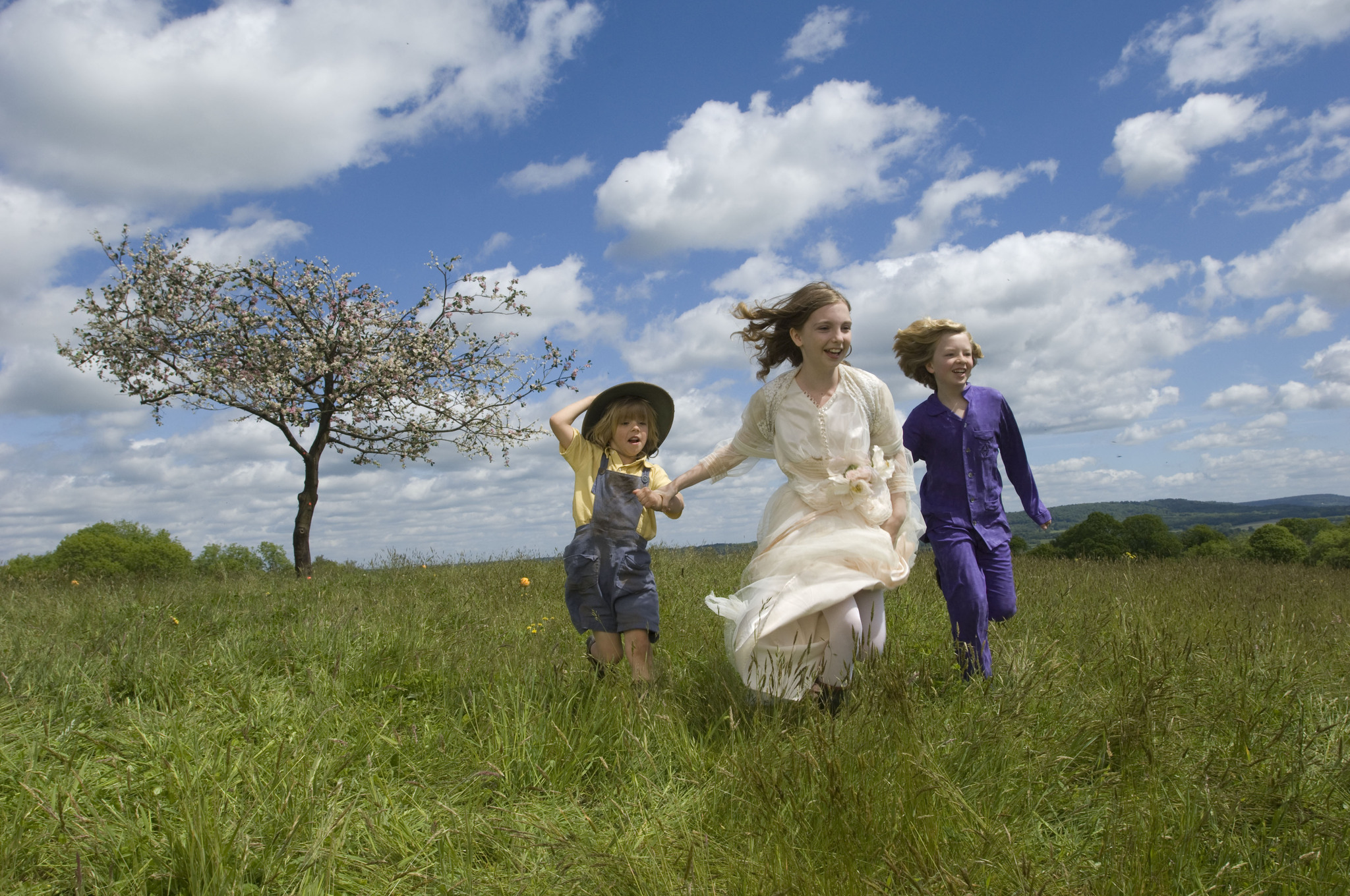 Still of Eros Vlahos, Rosie Taylor-Ritson and Oscar Steer in Aukle Makfi ir didysis sprogimas (2010)