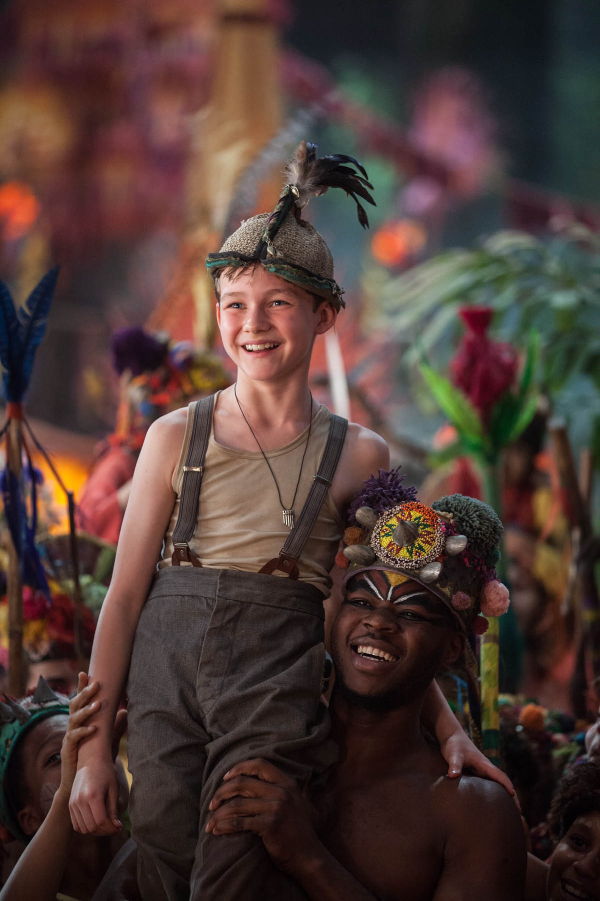 Still of Tunji Lucas and Levi Miller in Penas: nuotykiai Niekados salyje (2015)