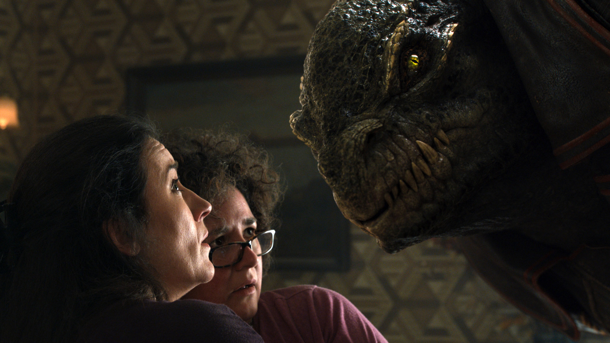 Still of Maria Doyle Kennedy and Frog Stone in Jupitere. Pabudimas (2015)