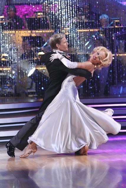 Still of Pamela Anderson and Damian Whitewood in Dancing with the Stars (2005)