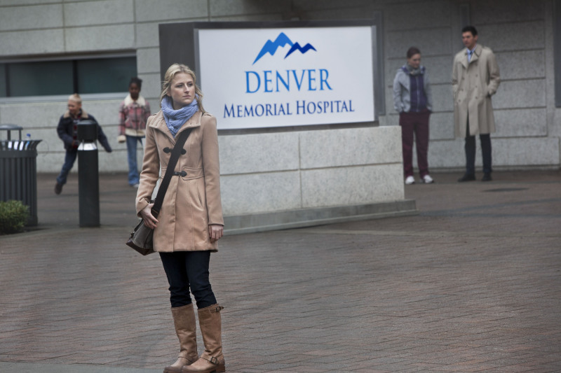 Still of Mamie Gummer in Emily Owens M.D.: Pilot (2012)