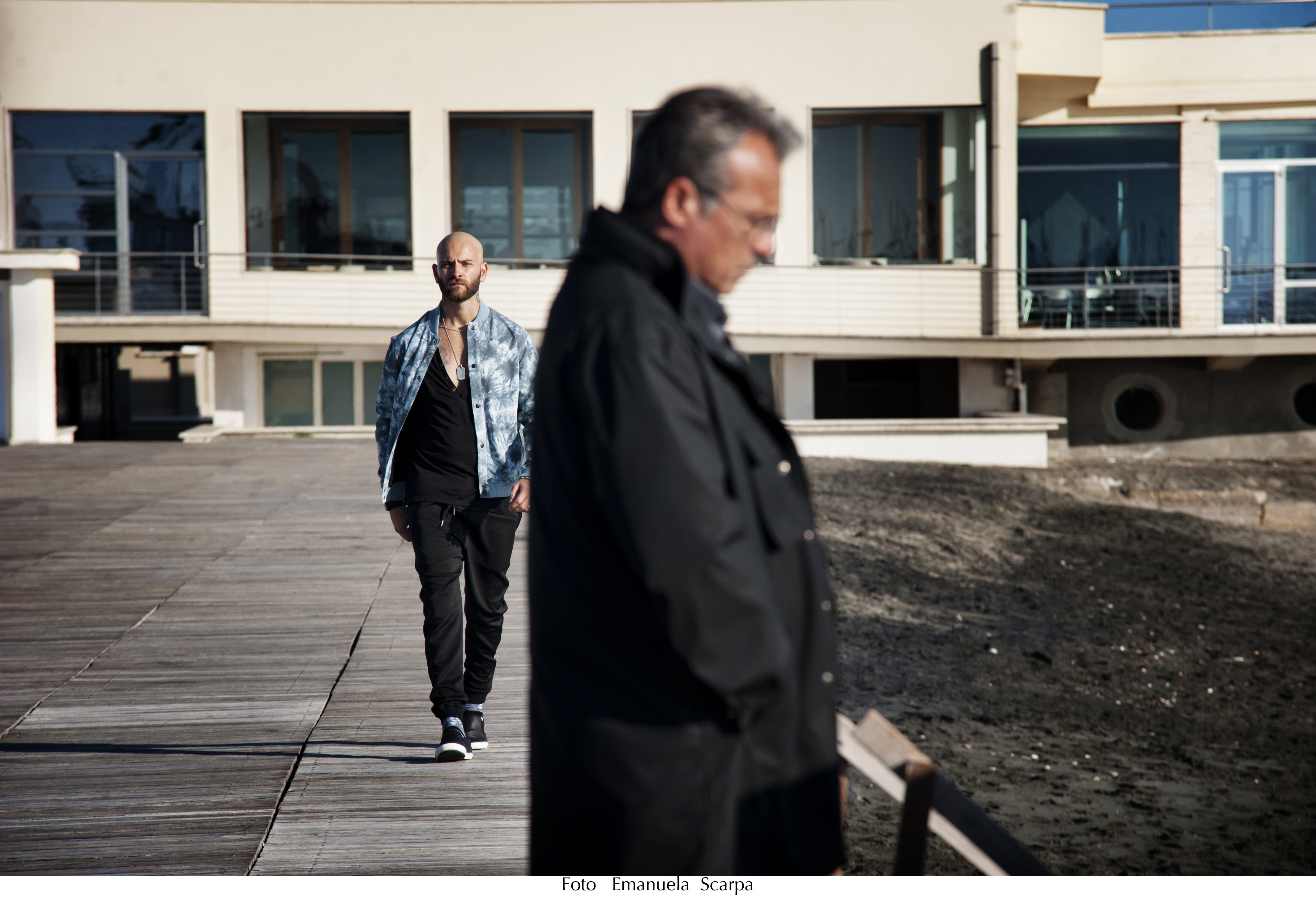 Still of Claudio Amendola and Alessandro Borghi in Suburra (2015)