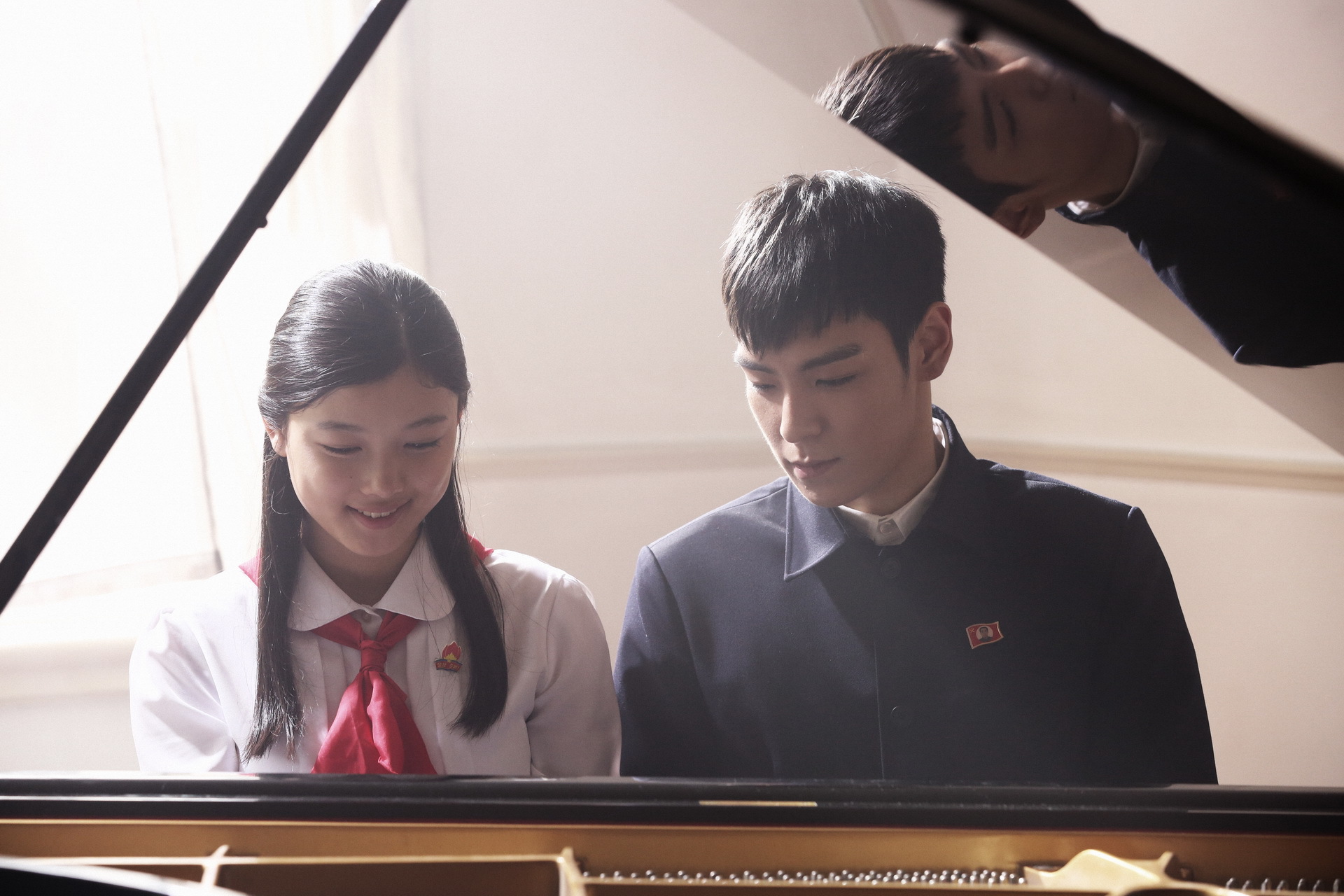 Still of Yoo-Jeong Kim and Seung Hyun Choi in Dong-chang-saeng (2013)