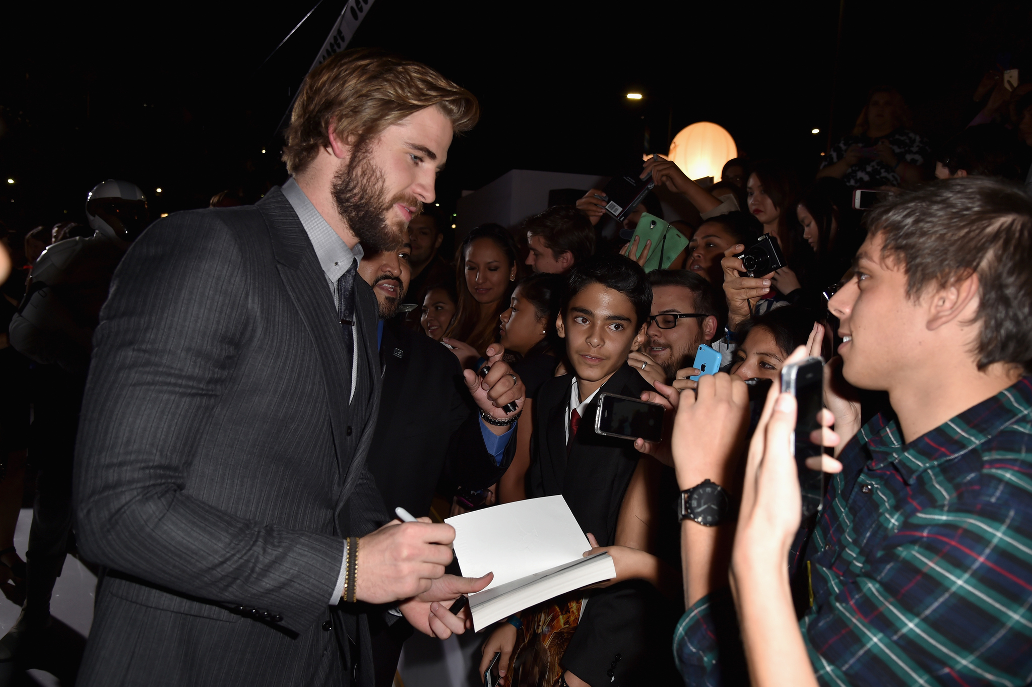 Liam Hemsworth at event of Bado zaidynes: Strazdas giesmininkas. 1 dalis (2014)