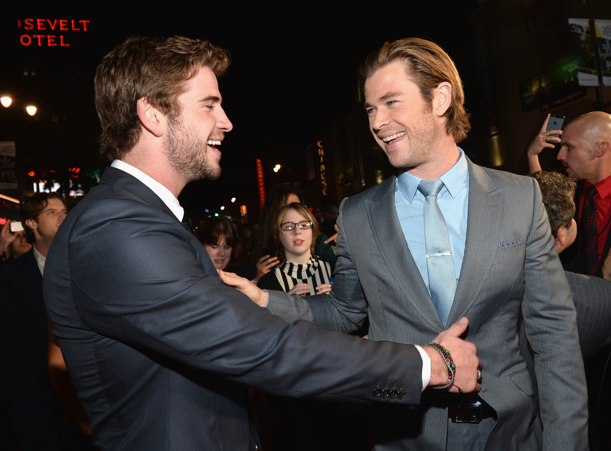 Chris Hemsworth and Liam Hemsworth at event of Toras: Tamsos pasaulis (2013)
