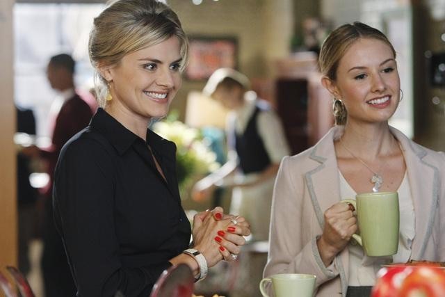 Happy Endings- Still of Eliza Coupe and Caitlin Thompson