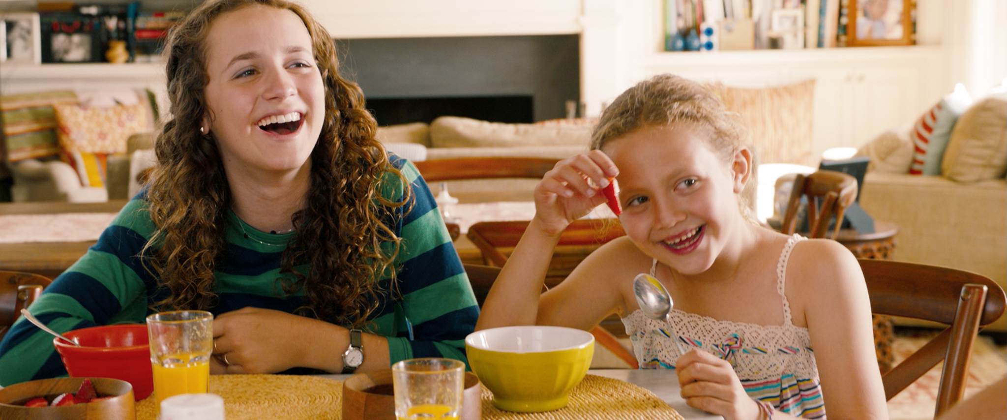 Still of Maude Apatow and Iris Apatow in Tik 40 (2012)