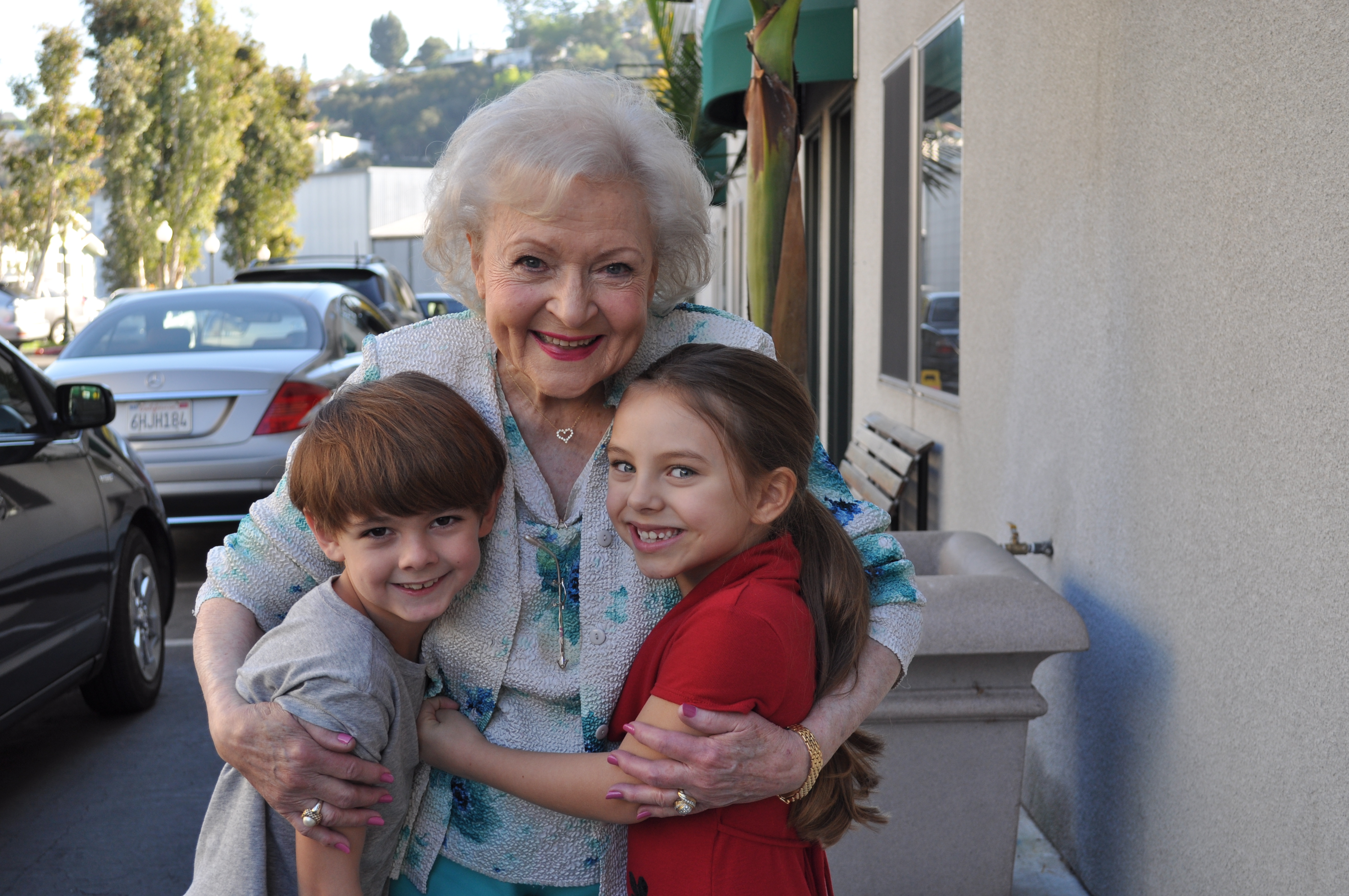 Caitlin Carmichael, Betty White & Max Charles on set of 
