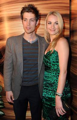 Yvonne Strahovski and Tim Loden at event of Ilgo plauko istorija (2010)