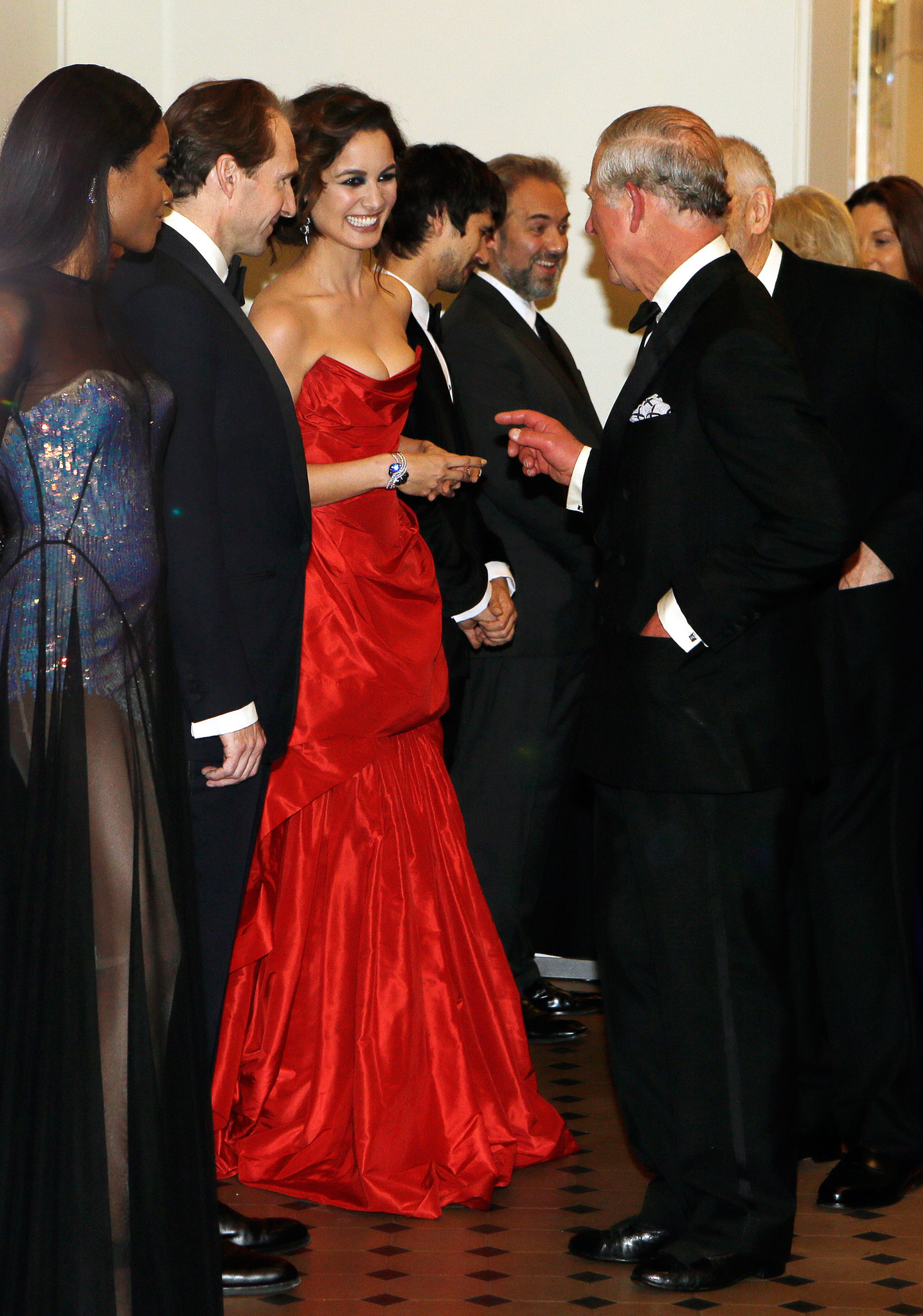 Ralph Fiennes, Sam Mendes, Naomie Harris, Prince Charles, Ben Whishaw and Bérénice Marlohe at event of Operacija Skyfall (2012)