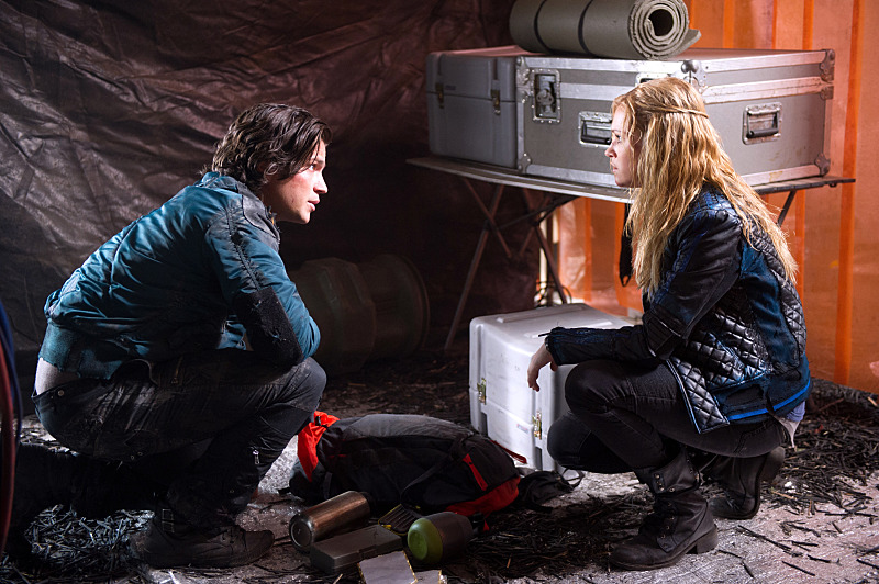 Still of Eliza Taylor and Thomas McDonell in The 100 (2014)