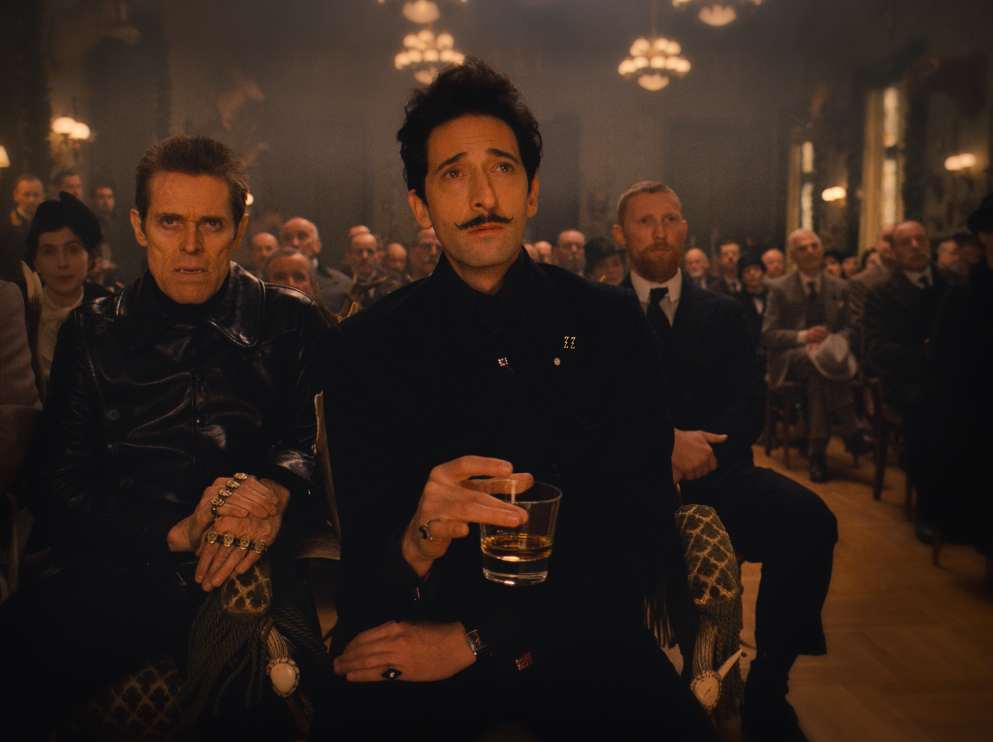 Still of Willem Dafoe and Adrien Brody in Viesbutis Didysis Budapestas (2014)