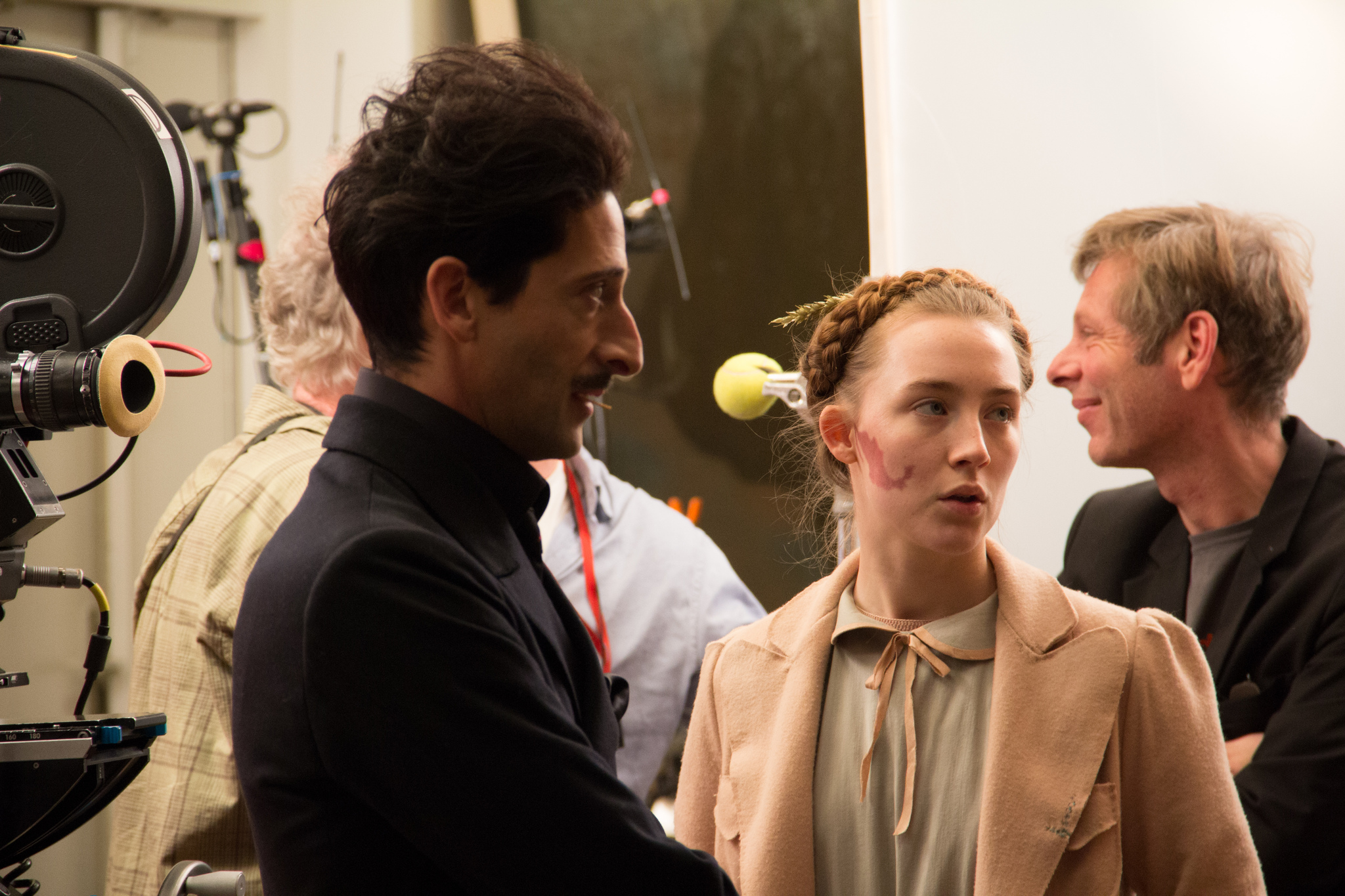 Still of Adrien Brody and Saoirse Ronan in Viesbutis Didysis Budapestas (2014)