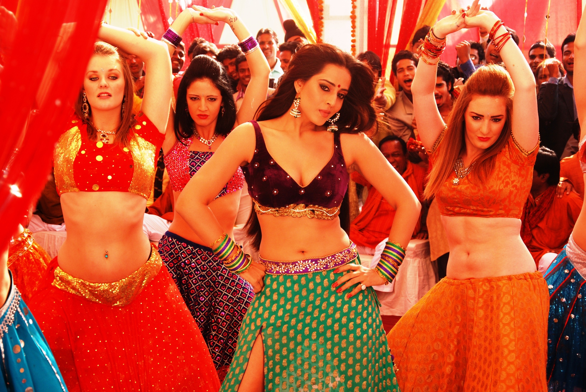 Still of Mahie Gill in Bullett Raja (2013)