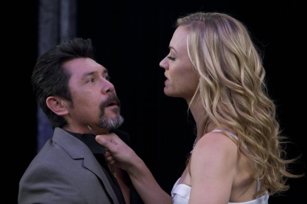 Still of Lou Diamond Phillips and Yvonne Strahovski in Cakas (2007)