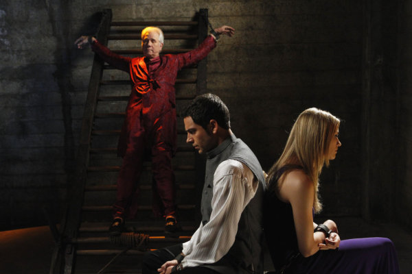 Still of John Larroquette, Zachary Levi and Yvonne Strahovski in Cakas (2007)