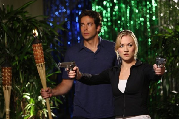 Still of Zachary Levi and Yvonne Strahovski in Cakas (2007)