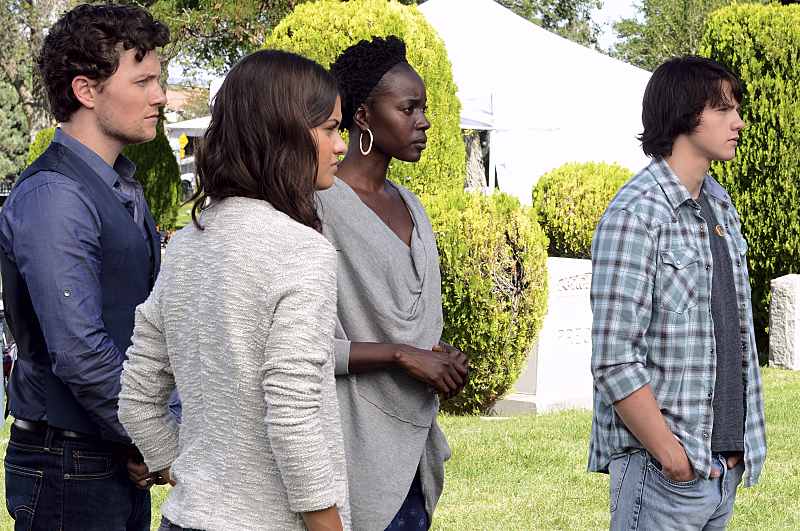 Still of Joel Courtney, Anna Diop, Sofia Black-D'Elia and Jon Fletcher in The Messengers (2015)