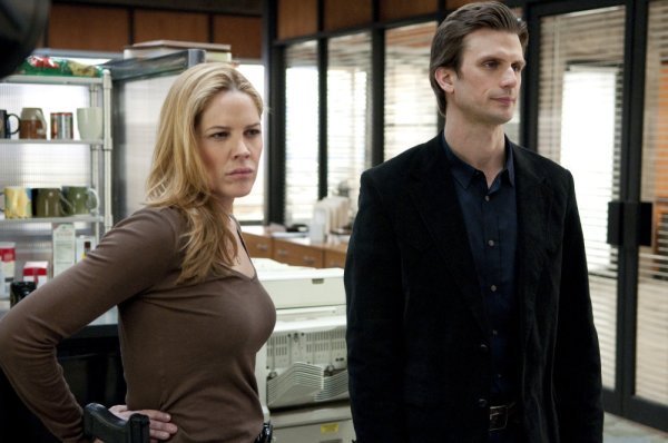 Still of Mary McCormack and Frederick Weller in In Plain Sight: When Mary Met Marshall (2010)