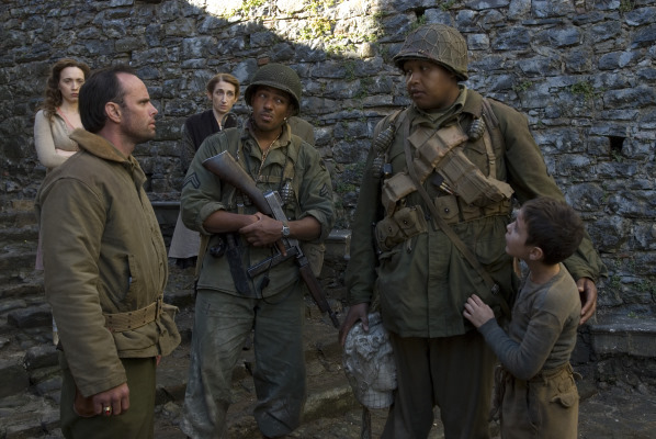 Still of Laz Alonso, Walton Goggins, Omar Benson Miller and Matteo Sciabordi in Miracle at St. Anna (2008)